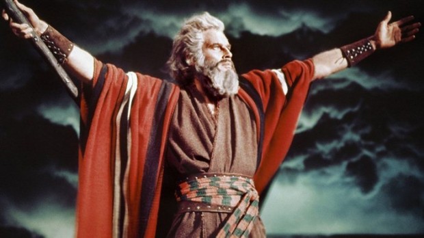 Charlton Heston interpreta Moisés no filme